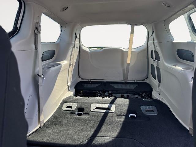 2023 Chrysler Voyager LX FWD